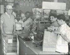 1959 Press Photo Clientes fazem fila no balcão de checkout em um supermercado comprar usado  Enviando para Brazil