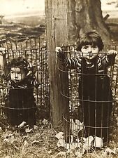c. Foto original 8x10 P&B de 1915 2 crianças menino e menina em lata de lixo de arame de metal comprar usado  Enviando para Brazil