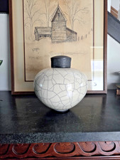 Vaso vintage Rae Mackey assinado estúdio de cerâmica Raku com tampa esculpida 9" x 10" comprar usado  Enviando para Brazil