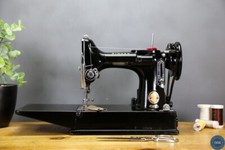 Deslumbrante Máquina de Costura Vintage 1957 Singer 221K Peso Pena + Estojo + Garantia comprar usado  Enviando para Brazil