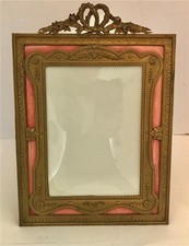 Moldura traseira cavalete de latão francês antiga com inserções de moire rosa para foto de 5"X7" comprar usado  Enviando para Brazil