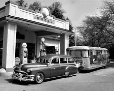 Carro e reboque vintage da década de 1950 no posto de gasolina Shell foto (184-W) comprar usado  Enviando para Brazil