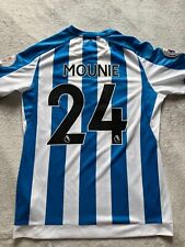 Używany, Steve Mounie #24 / Huddersfield Town - Umbro 2018/19 domowa koszulka piłkarska rozm. L na sprzedaż  PL