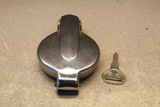 Usado, TAMPA DO TANQUE DE GASOLINA SUZUKI GT750 T500 T350 TS125 TC125 72-1977 COM CHAVE OEM 44200-33012 comprar usado Usado, TAMPA DO TANQUE DE GASOLINA SUZUKI GT750 T500 T350 TS125 TC125 72-1977 COM CHAVE OEM 44200-33012 comprar usado  Enviando para Brazil