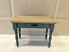 Casa de bonecas miniatura HANK TAYLOR feita à mão mesa azul desgastada 3 1/8"L 2010 1:12 comprar usado Casa de bonecas miniatura HANK TAYLOR feita à mão mesa azul desgastada 3 1/8"L 2010 1:12 comprar usado  Enviando para Brazil