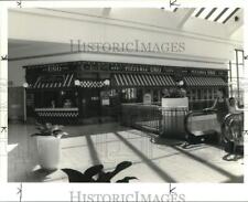 1992 Press Photo Pizzaria UNO Bar and Cafe at Carousel Center - sya06589 comprar usado  Enviando para Brazil