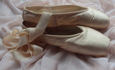 Pointe shoes pink for sale  BARNET