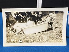 Banheira de bebê no gramado com coelho de pelúcia de pelúcia início dos anos 1900 foto vintage Lt#49 comprar usado  Enviando para Brazil