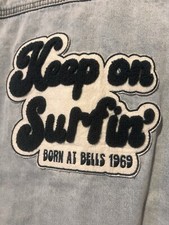 Jaqueta colete jeans sem mangas Ripcurl com decalque de surf nas costas tamanho pequeno, usado comprar usado  Enviando para Brazil