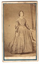 Fotografie W. Barham, Chatham, Military Road 13, Stehende Frau in eleganter Kle  comprar usado  Enviando para Brazil