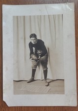 Usado, Foto vintage jovem em uniforme de futebol poses com modelo de campo de bola  comprar usado  Enviando para Brazil