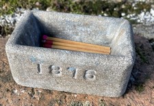 Antigo comemorativo de 1876 (?) Suporte de fósforo de cozinha de grés com monograma/logotipo comprar usado  Enviando para Brazil
