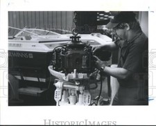 1989 Press Photo Mecânico Tende à Manutenção e Reparo do Motor do Barco comprar usado  Enviando para Brazil