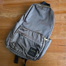 Mochila feminina cáqui usada arranhões na parte inferior comprar usado  Enviando para Brazil
