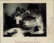 1986 Press Photo Laboratory trabalhador verificando resultados - lra31597 comprar usado  Enviando para Brazil