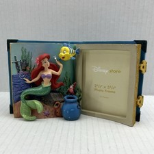 Moldura para estante Disney Store A Pequena Sereia Ariel, 3,5” de altura x 6,25” comprar usado Moldura para estante Disney Store A Pequena Sereia Ariel, 3,5” de altura x 6,25” comprar usado  Enviando para Brazil