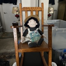 Cadeira de balanço de madeira feita à mão com boneca Linnea e mini livro comprar usado Cadeira de balanço de madeira feita à mão com boneca Linnea e mini livro comprar usado  Enviando para Brazil