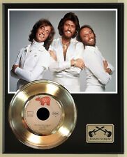Disco Bee Gees 45 banhado a ouro display em uma placa de madeira ao ar livre. 02 comprar usado  Enviando para Brazil