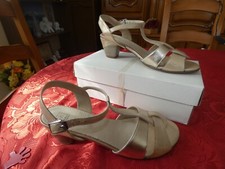 Paire chaussures sandales d'occasion  La Ferrière-aux-Étangs