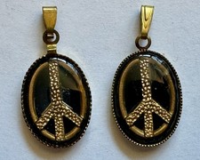 2 PINGENTES CHARME OVAL VINTAGE SINAL DE PAZ OURO EM FUNDO MARROM JOIAS 17X13MM comprar usado  Enviando para Brazil