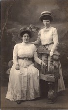 Usado, Cartão postal fotográfico real duas mulheres bem vestidas em um estúdio fotográfico comprar usado  Enviando para Brazil