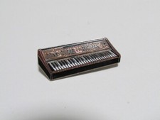 Pin de lapela vintage 1980's Crumar Performer sintetizador esmalte pushback RARO! comprar usado Pin de lapela vintage 1980's Crumar Performer sintetizador esmalte pushback RARO! comprar usado  Enviando para Brazil