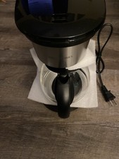 Cafeteira Amazon Basics 5 xícaras com garrafa de vidro e cesta de filtro incluída comprar usado  Enviando para Brazil