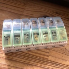 Organizador semanal de píldoras con tapas azules y verdes dos semanas (vacío) segunda mano  Embacar hacia Mexico