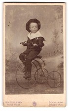Fotografie Heinrich Kuhlmann, Bochum, junger Knabe auf seinem Dreirad im Atelie  comprar usado  Enviando para Brazil