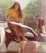 Foto de telhado de vagão da década de 1970 para jovens mulheres bonitas senhoras sentadas no telhado da perua P19k11, usado comprar usado  Enviando para Brazil
