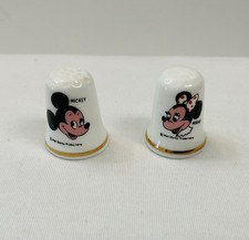 Usado, Vintage Walt Disney Productions Mickey & Minnie Mouse Bone China Thimbles Conjunto 2 comprar usado Usado, Vintage Walt Disney Productions Mickey & Minnie Mouse Bone China Thimbles Conjunto 2 comprar usado  Enviando para Brazil