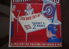 RARO VINTAGE 1930-1940? Jogo de dardos inofensivo alvo com dois dardos OLDIE!! comprar usado RARO VINTAGE 1930-1940? Jogo de dardos inofensivo alvo com dois dardos OLDIE!! comprar usado  Enviando para Brazil