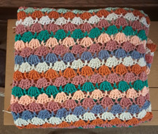 MUITO BOA COLCHA/COBERTOR DE MALHA MULTICOLORIDO FEITO À MÃO APROX 67' X 84' UB5 comprar usado  Enviando para Brazil