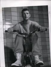 1957 Press Photo Cleveland Indians arremessador pontuação de ervas em uma bicicleta ergométrica comprar usado  Enviando para Brazil