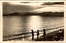 Cartão postal foto real vintage - SANTOS PUNTA DA PRAIA Brasil crianças em uma praia comprar usado  Enviando para Brazil