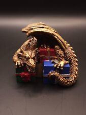 Usado, Toscano Adorno de Navidad Color Bronce Dragón en Pila de Regalos segunda mano  Embacar hacia Argentina