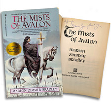 SIGNED by author Marion Zimmer Bradley THE MISTS OF AVALON 1982 PB comprar usado  Enviando para Brazil