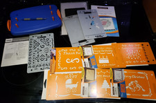 Kit de pergaminho Fiskars Mini Shape Boss sistema de gravação Stylus 9 estênceis, usado comprar usado  Enviando para Brazil