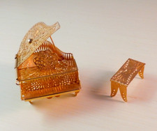 Conjunto de piano de cauda e banco em miniatura vintage -Filigrana dourada - Colecionadores de casa de bonecas comprar usado Conjunto de piano de cauda e banco em miniatura vintage -Filigrana dourada - Colecionadores de casa de bonecas comprar usado  Enviando para Brazil