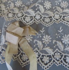 Acabamento de renda antigo cremoso fortemente bordado com fitas de cetim 4,5" de largura X 45" comprar usado  Enviando para Brazil