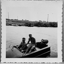 Dois belos homens sem camisa em barco a motor de madeira foto instantânea vintage década de 1950, usado comprar usado  Enviando para Brazil