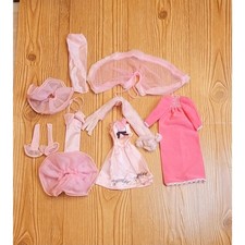 Lote de 9 piezas de ropa Barbie 2 vestidos bata falda capa y accesorios rosa segunda mano  Embacar hacia Mexico