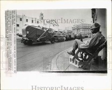 Foto de prensa 1964 soldado cubano observa equipo y maquinaria rusa en La Habana segunda mano  Embacar hacia Mexico