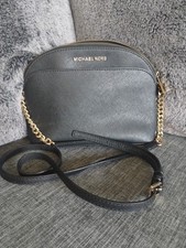 Bolsa tiracolo Michael Kors Emmy preta cúpula, preta e dourada, média comprar usado  Enviando para Brazil