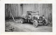 foto vintage caminhão antigo por celeiro de fazenda comprar usado  Enviando para Brazil