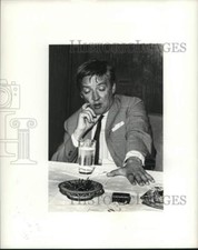 1969 Press Photo Ator Oskar Werner sentado à mesa com bebida e lanche comprar usado  Enviando para Brazil