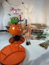 Conjunto de pote de fondue vintage MCM laranja inclui caixa original 4 pratos 15 garfos 3 babadores, usado comprar usado  Enviando para Brazil