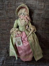 "Muñeca antigua de 9"" con gran atuendo sedoso"  segunda mano  Embacar hacia Mexico