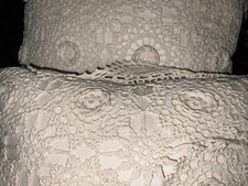 PAR de travesseiros decorativos de crochê marfim, um 15”x15”, um 17x10 comprar usado  Enviando para Brazil