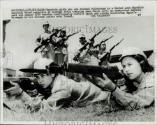 1967 Press Photo Meninas egípcias passam por treinamento de rifle perto do Cairo - kfx39426 comprar usado  Enviando para Brazil